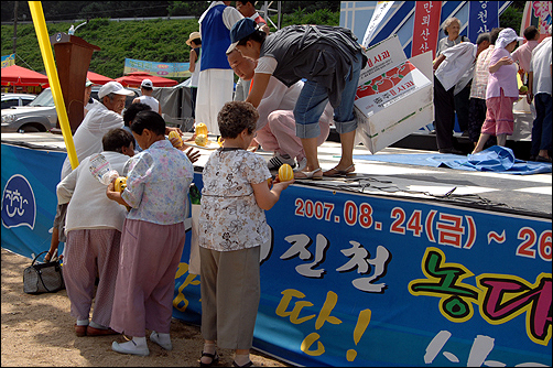 제가 끝나니 나눔의 시간입니다. 먹을 것을 나눠받은 사람들이 행복해 합니다. 